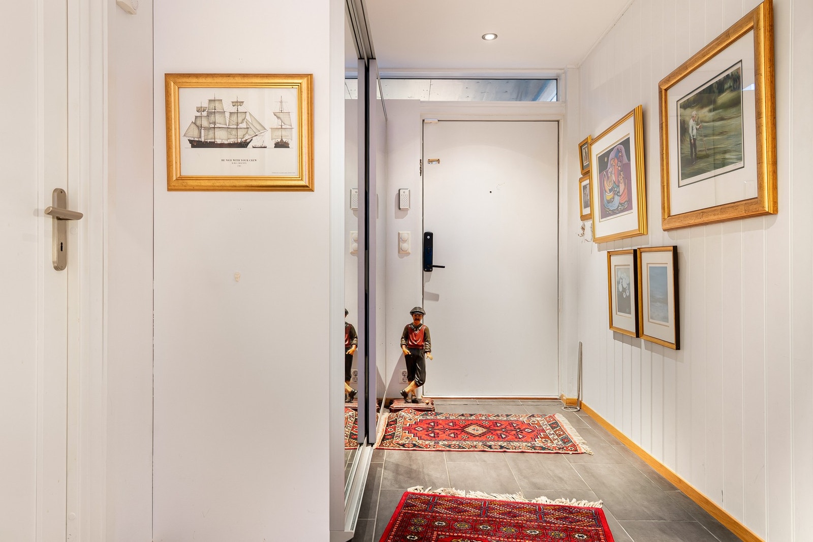 Entré med god oppbevaringsplass i integrerte garderobeskap. Galleribilde