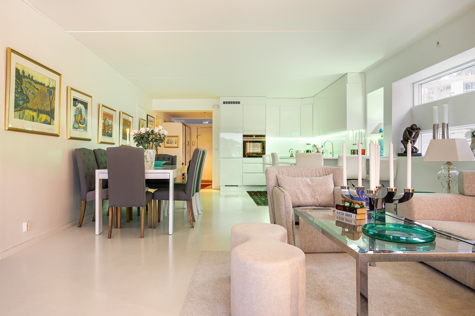 Trivelig spiseplass med god plass til spisebord og sosiale sammenkomster. Galleribilde