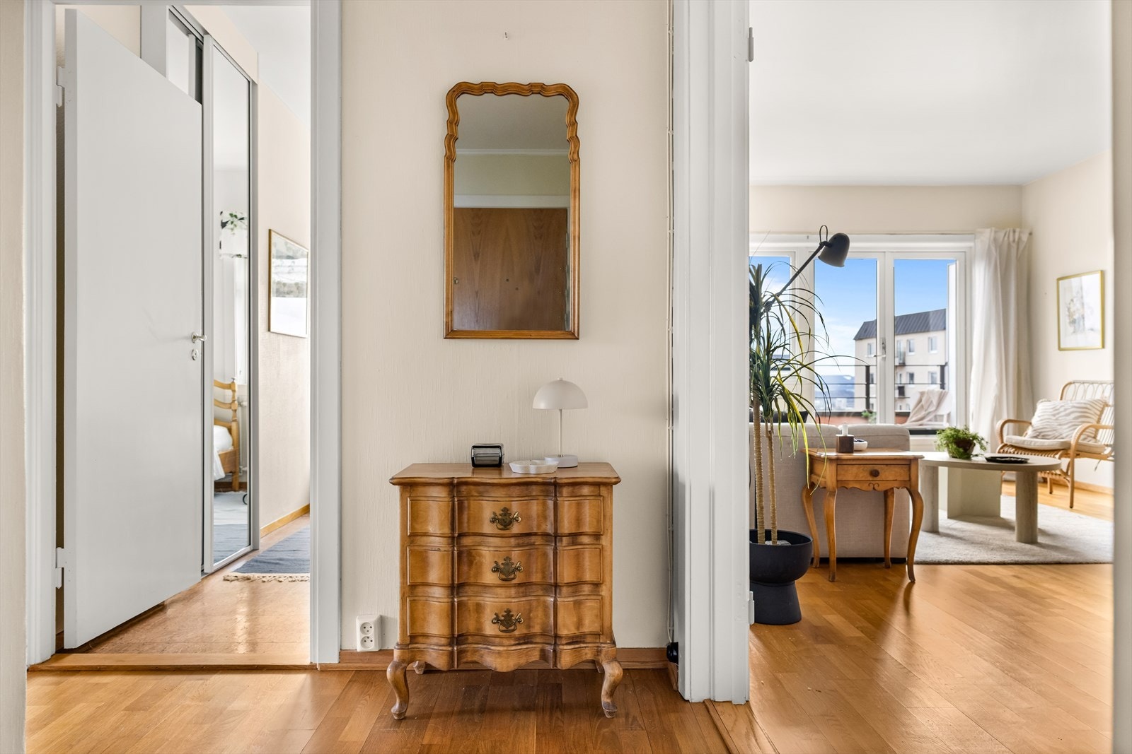 Velkommen inn! Leiligheten har en innbydende entré som skaper et umiddelbart godt førsteinntrykk. I boden i kjelleren står det to dører som hører til mellom gang og spisestue. Galleribilde