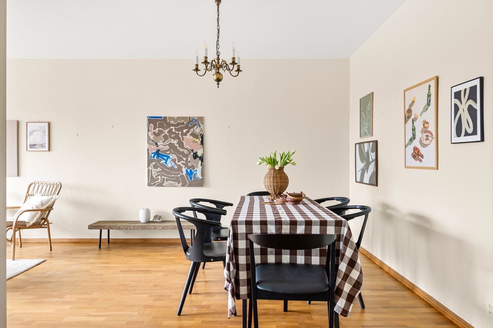 La oss ta en nærmere titt på den flotte og innbydende stuen, som byr på rikelig med lys og en behagelig atmosfære. Galleribilde