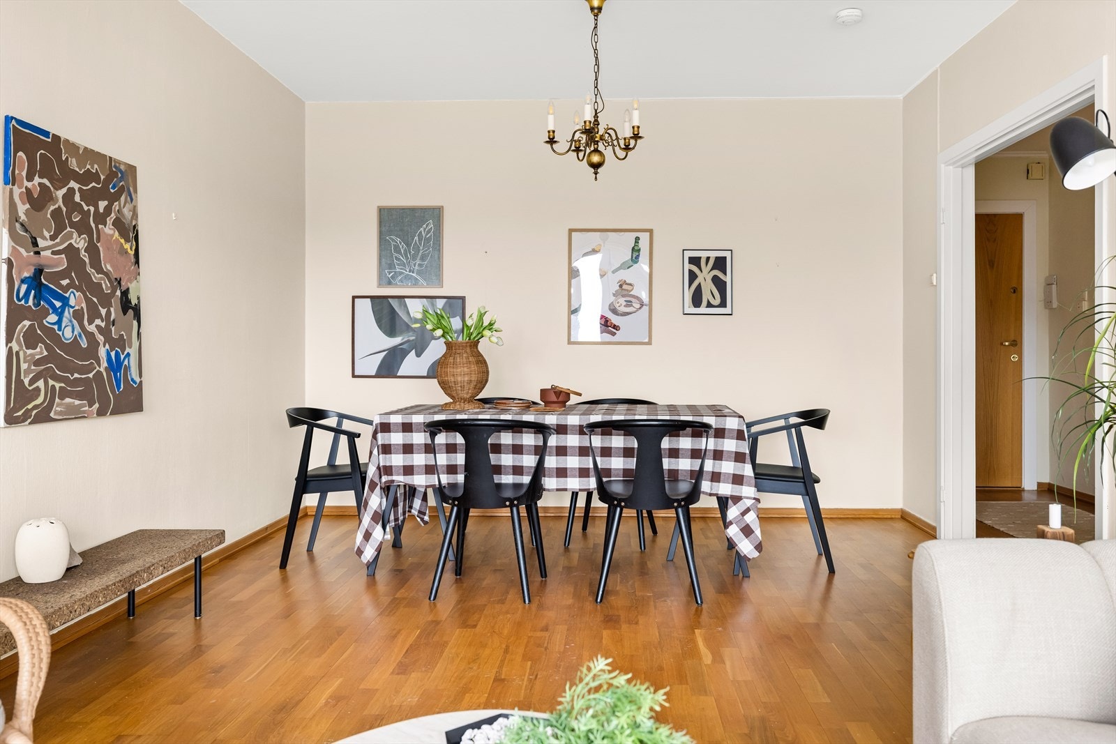 Stuen gir naturlig plass til et større spisebord og danner en ideell ramme for sosiale sammenkomster og gjestebesøk. Galleribilde