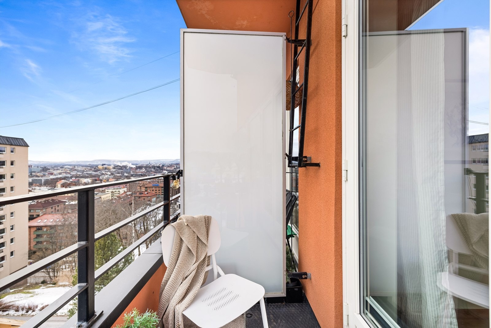 Her er det plass til utemøbler og beplantning, og balkongen gir gode muligheter for å skape en lun og innbydende uteplass. Galleribilde