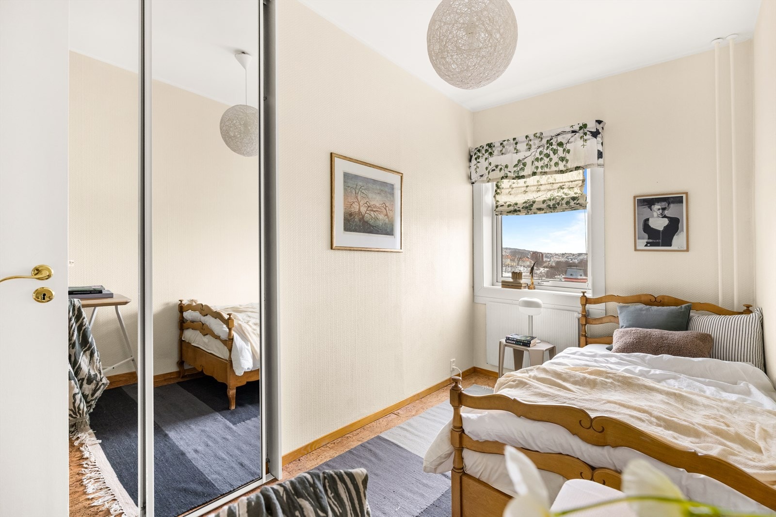 Det er et allsidig rom som passer perfekt som barnerom, gjesterom eller hjemmekontor, tilpasset dine behov. I tillegg byr rommet på gode oppbevaringsmuligheter i en romslig skyvedørsgarderobe. Galleribilde