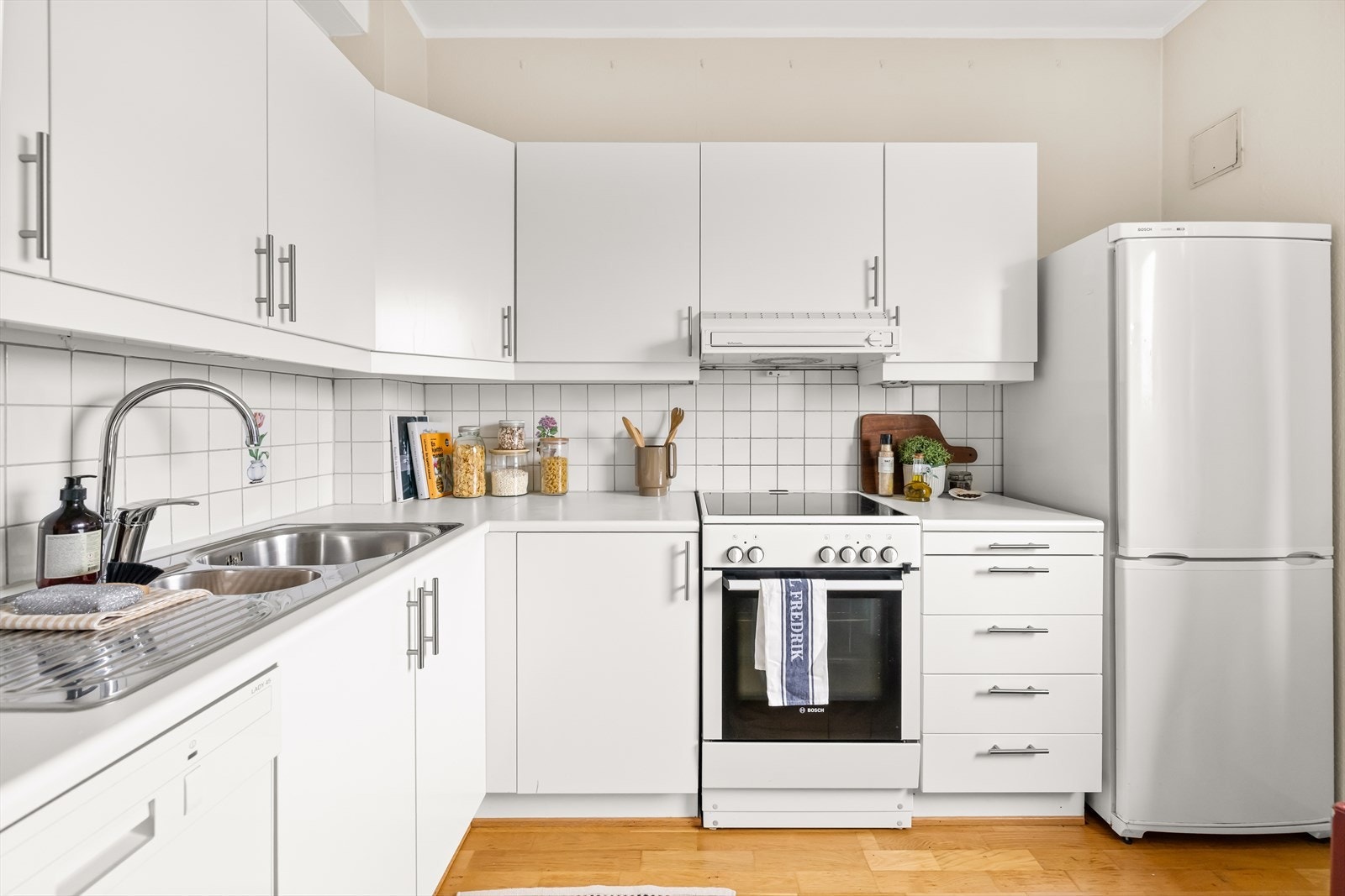 Innredningen har glatte fronter og laminat benkeplate med nedfelt vaskekum. Galleribilde