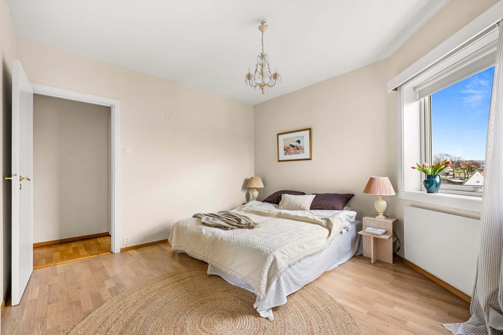 De lune fargevalgene på veggene, sammen med store vindusflater, skaper en lys og behagelig atmosfære. Galleribilde