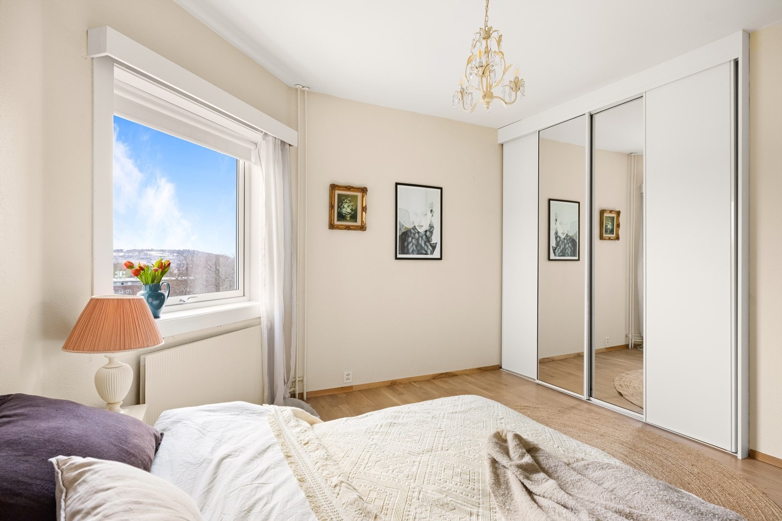 Rommet har også rikelig med oppbevaringsplass i en romslig skyvedørsgarderobe. Galleribilde