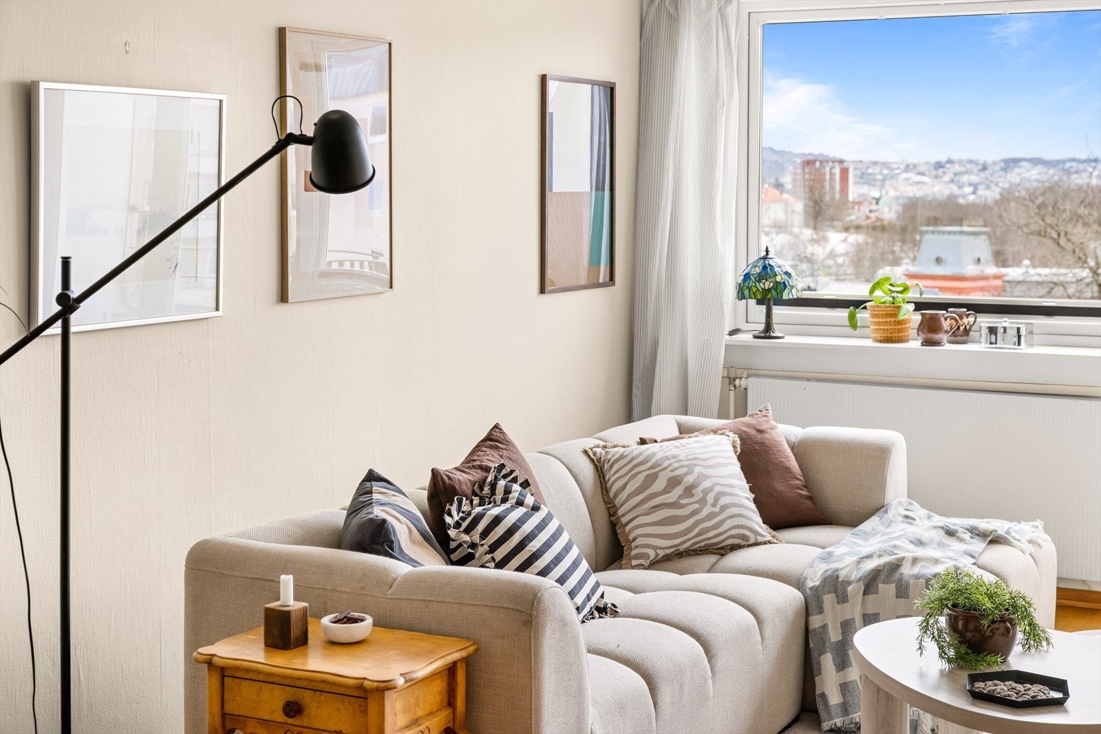 Den høye plasseringen gir en luftig og skjermet atmosfære med rikelig naturlig lys. Galleribilde