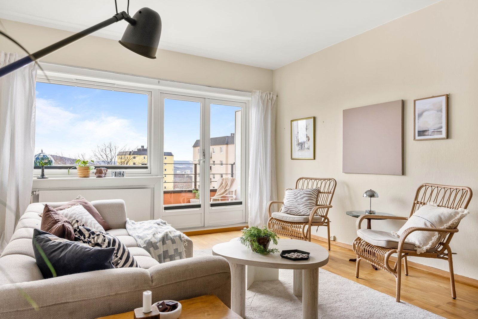 Gulvet er belagt med 3-stavs parkett, og overflatene er malt i delikate og lyse fargetoner. Galleribilde