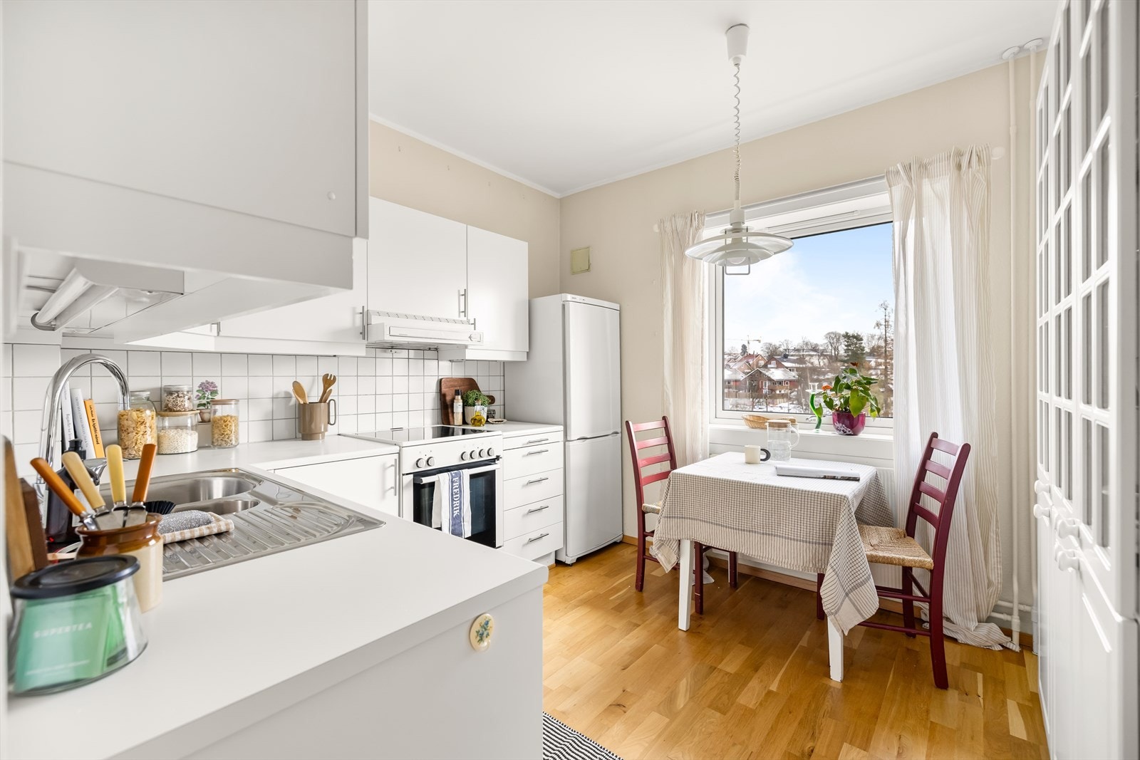 Kjøkkenet er moderne og funksjonelt, med god skap- og benkeplass. Galleribilde