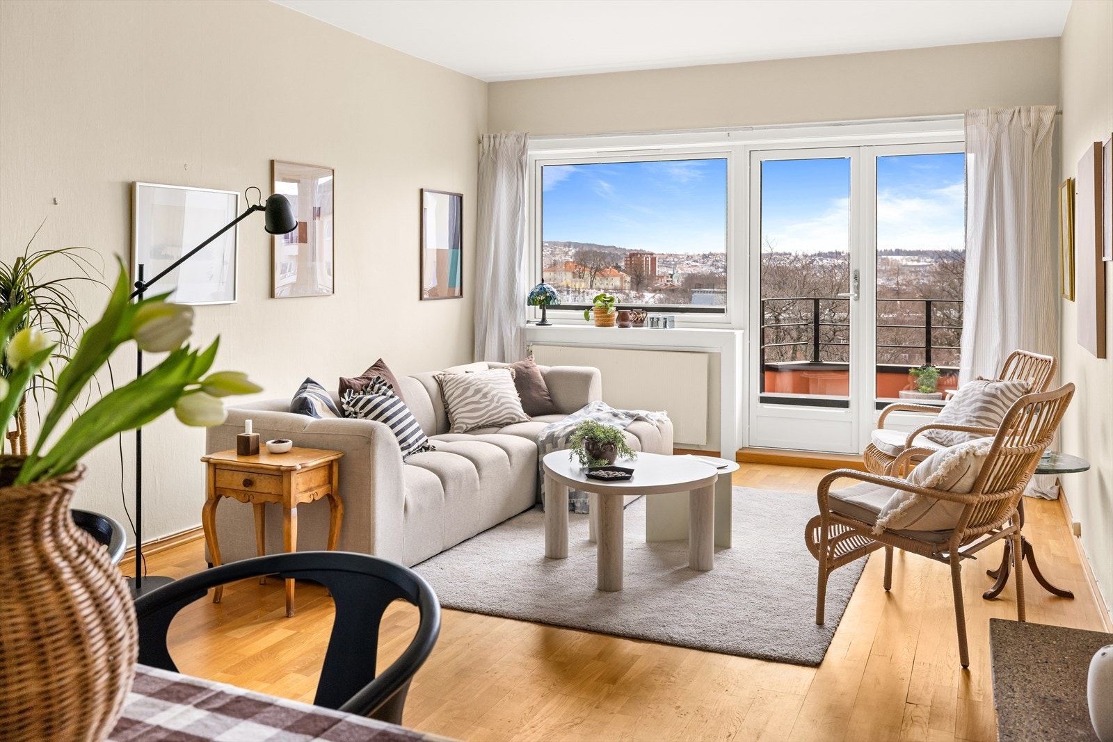 Velkommen til Hekkveien 7! Dette er en lys og delikat 3-roms leilighet med attraktiv beliggenhet høyt og fritt i 8. etasje, helt uten innsyn. Foto: Bjørnar Solberg. Galleribilde