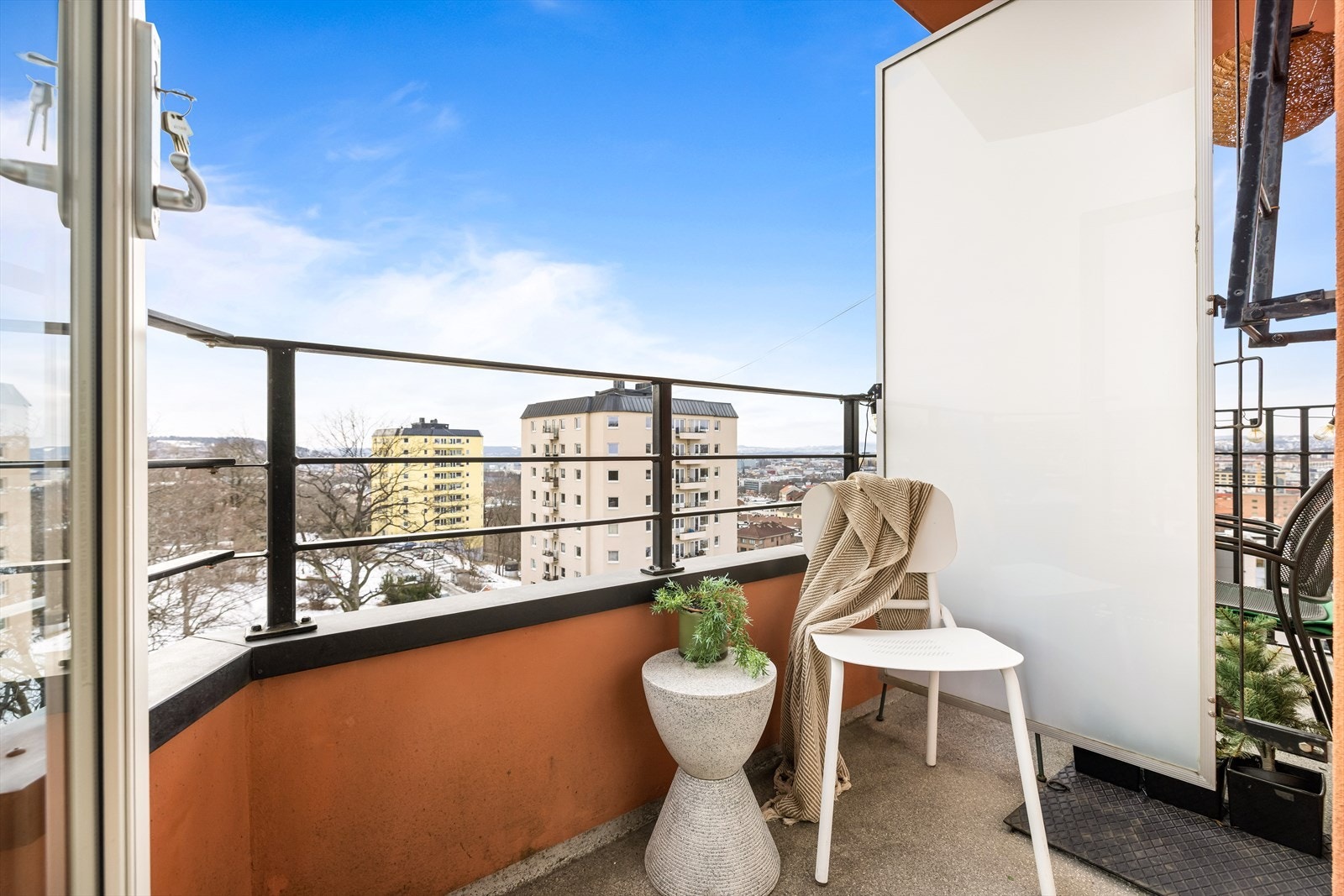 Leiligheten har en sydvendt balkong på ca. 2 m² med vidstrakt utsikt over Oslo by. Galleribilde