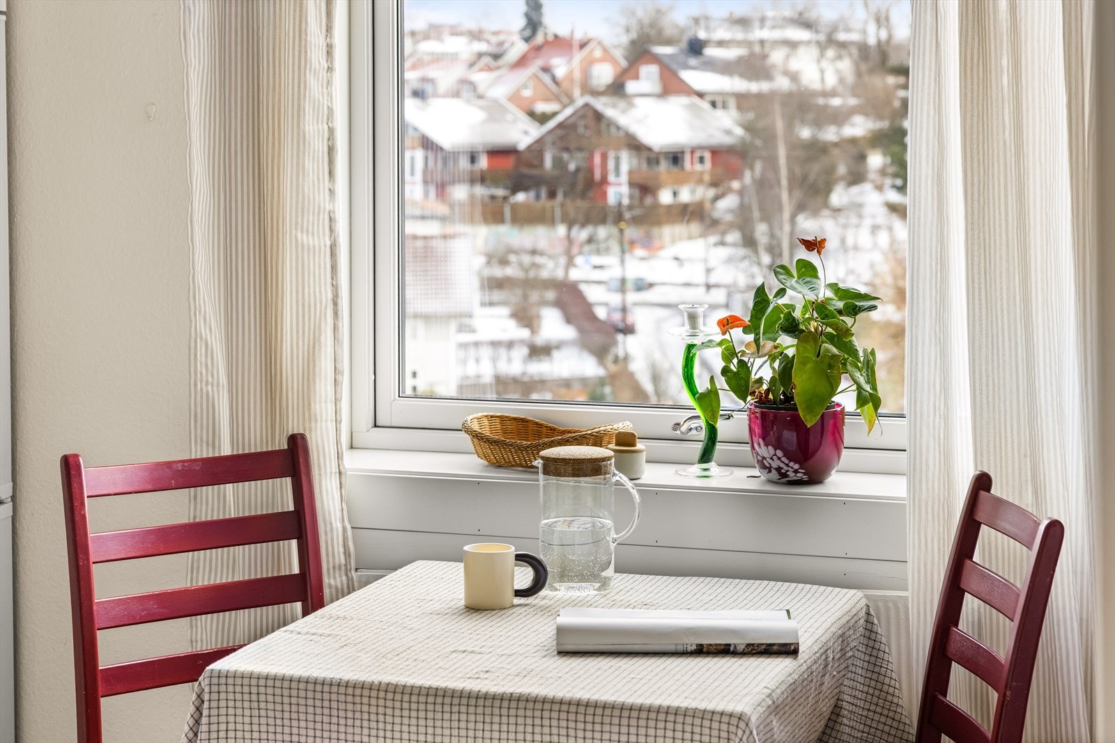 Kjøkkenet har plass til et hyggelig spisebord ved vinduet - et perfekt sted å starte dagen med morgenkaffen. Galleribilde