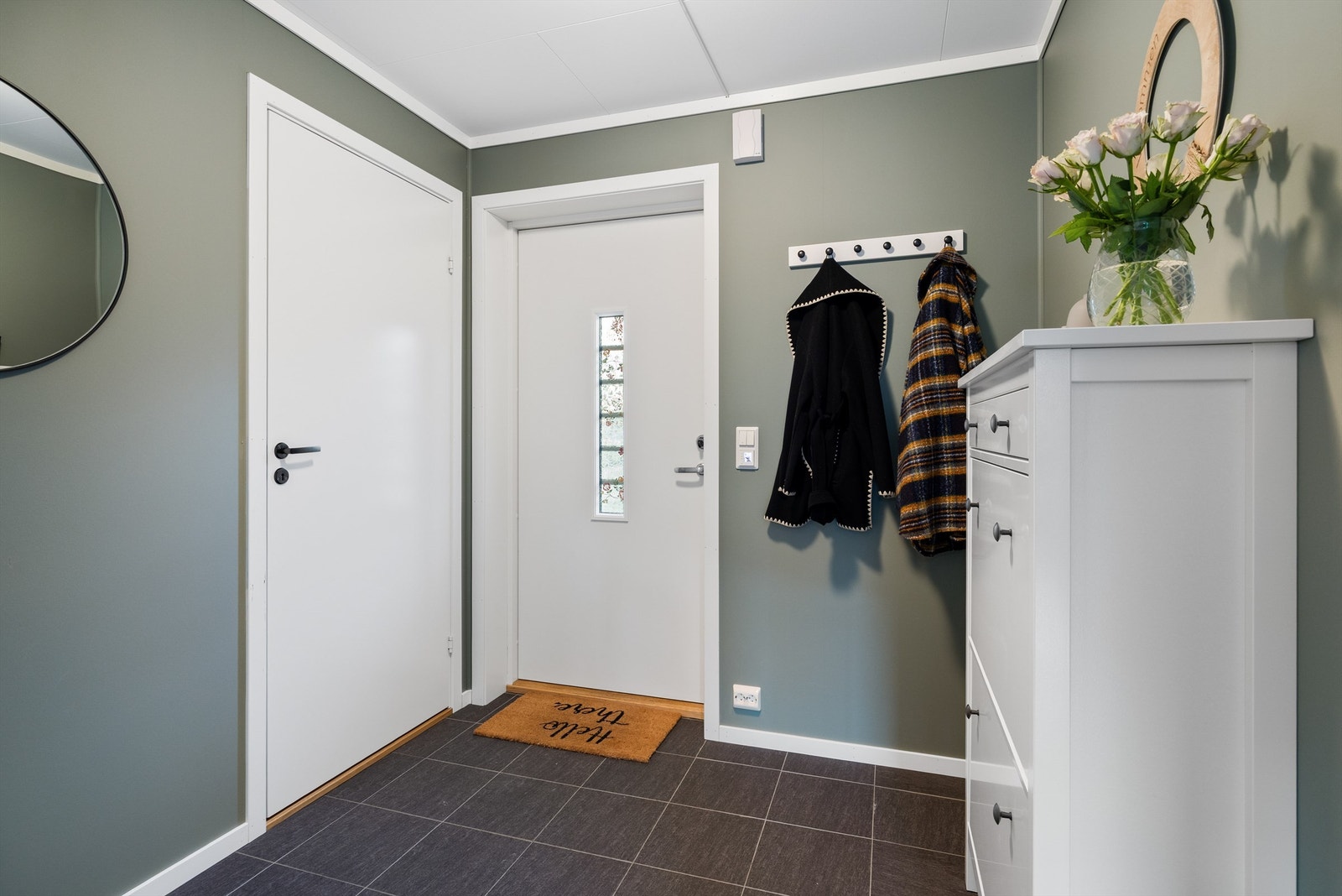 Romslig flislagt entrè med varme i gulv Galleribilde