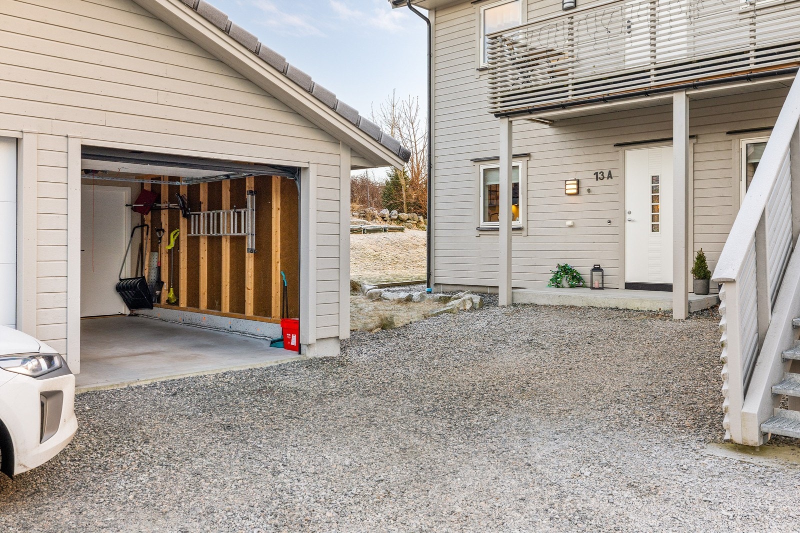 Moderne bolig med garasje og et innbydende inngangsparti med overbygg Galleribilde