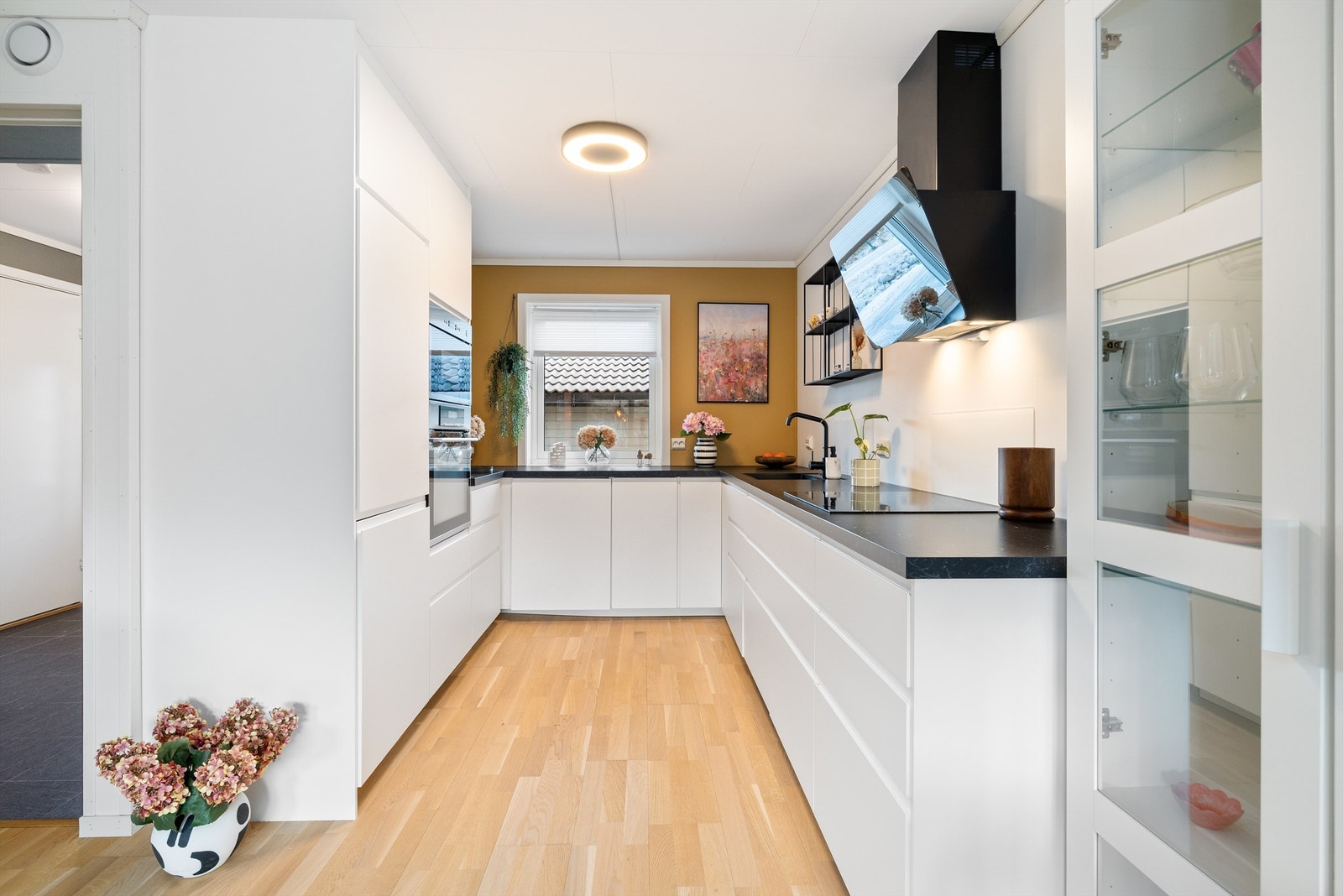 Kjøkken med integrerte hvitevarer Galleribilde