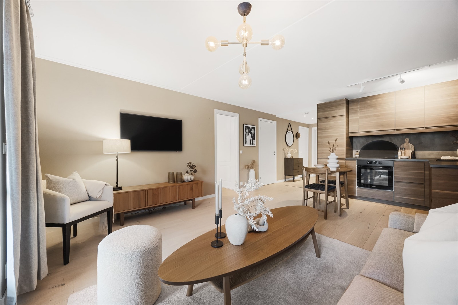 Her er det plass til spisebord mellom kjøkken- og stuesone. Galleribilde