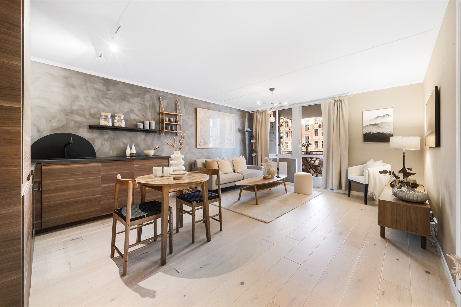 Velkommen til en attraktiv og sentral leilighet med vestvendt balkong, samt garasjeplass m/ elbil lader. Galleribilde