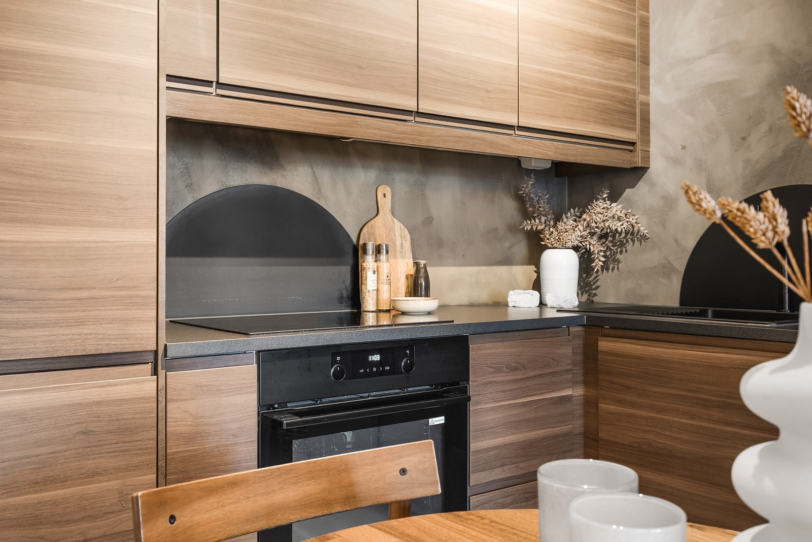 Det er rikelig med skap- og benkeplass, og kjøkkenet er utstyrt med laminat benkeplate og nedfelt oppvaskkum i kompositt med ettgreps armatur. Galleribilde