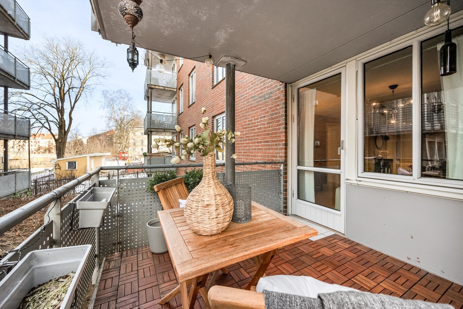 Balkongen er på ca. 7 kvm og har god plass til utemøbler og grill, samt belysning og stikkontakter på vegg. Galleribilde