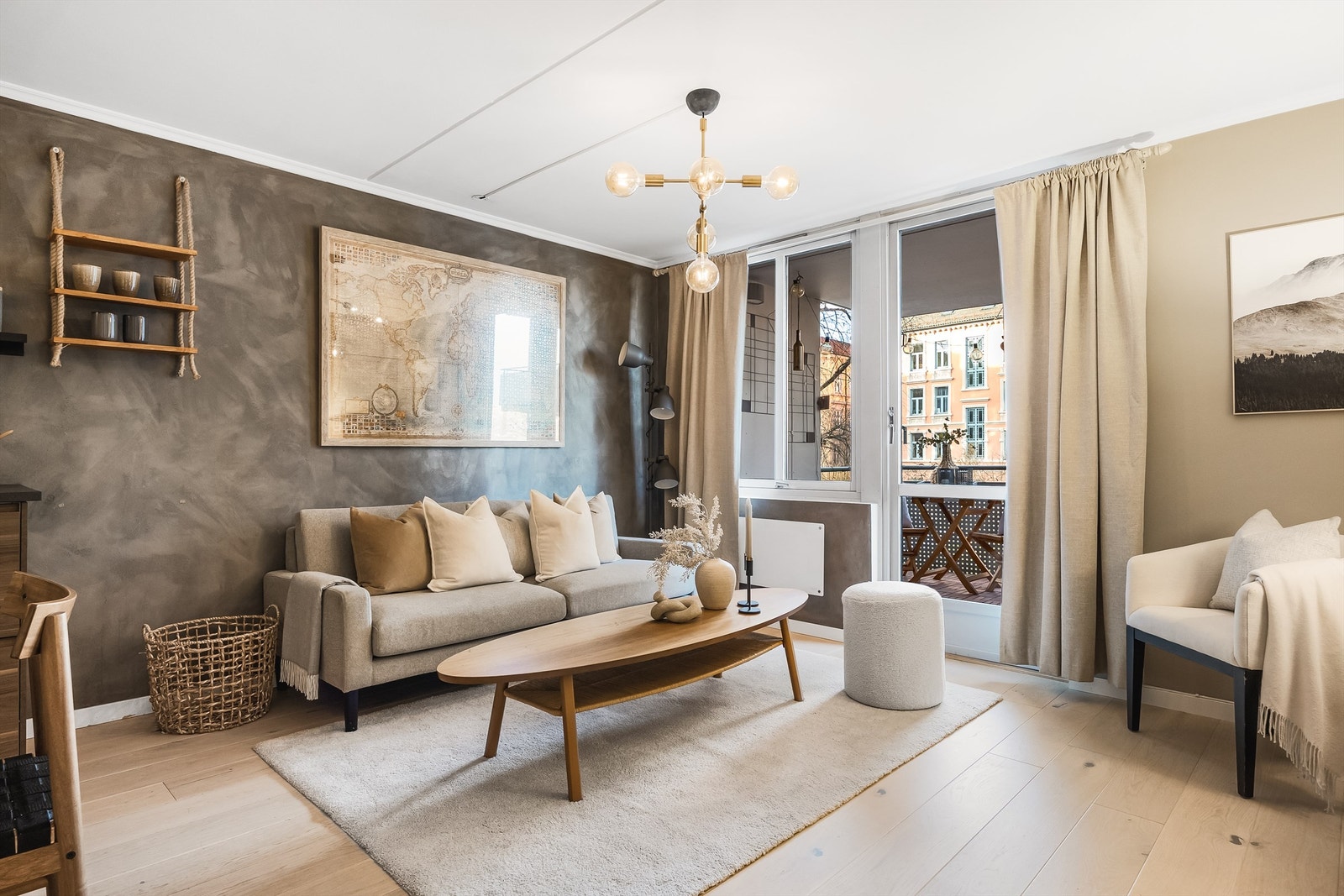 Flott og romslig stue med god plass til sofagruppe og direkte utgang til balkong. Galleribilde