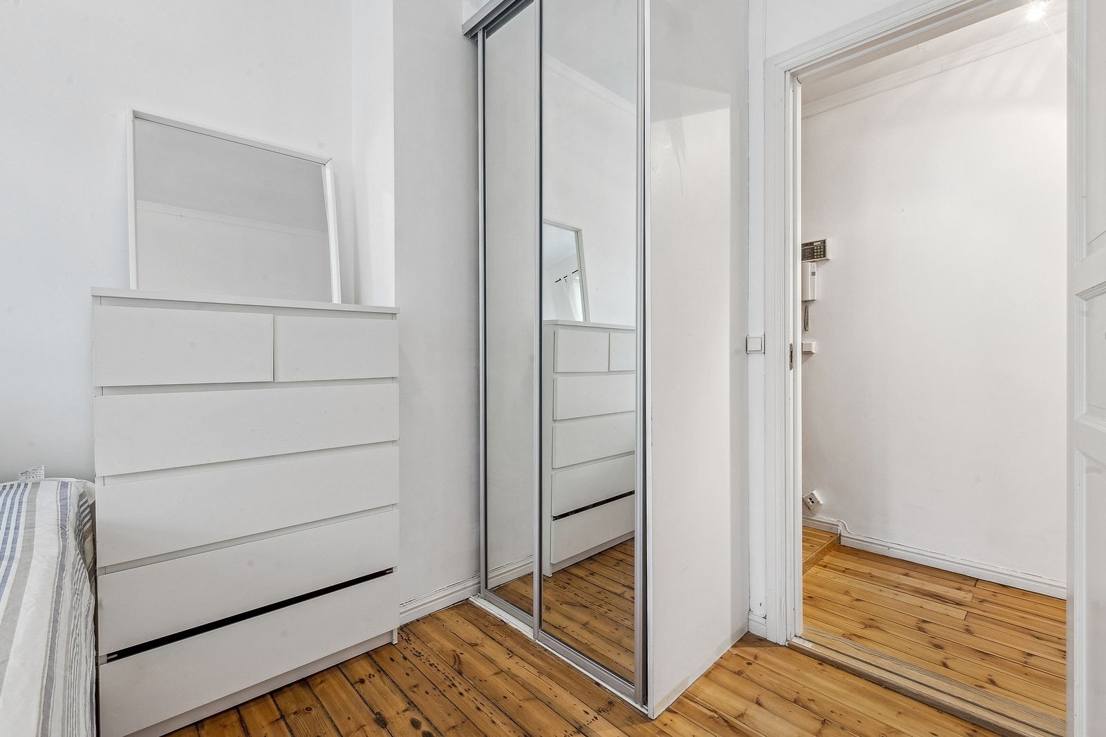 Garderobeskap Galleribilde