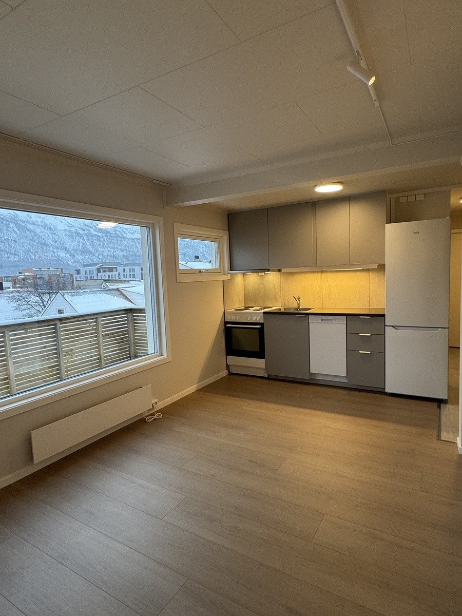 Nytt kjøkken med integrerte hvitevarer Galleribilde