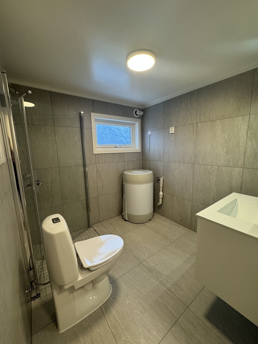 Bad, leietaker må selv ha med vaskemaskin, vi kan være behjelpelig med tilkopling til vann Galleribilde