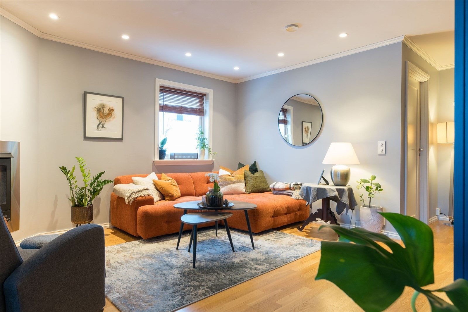 Leiligheten ligger i annen etasje med store vindusflater og mye naturlig lys Galleribilde