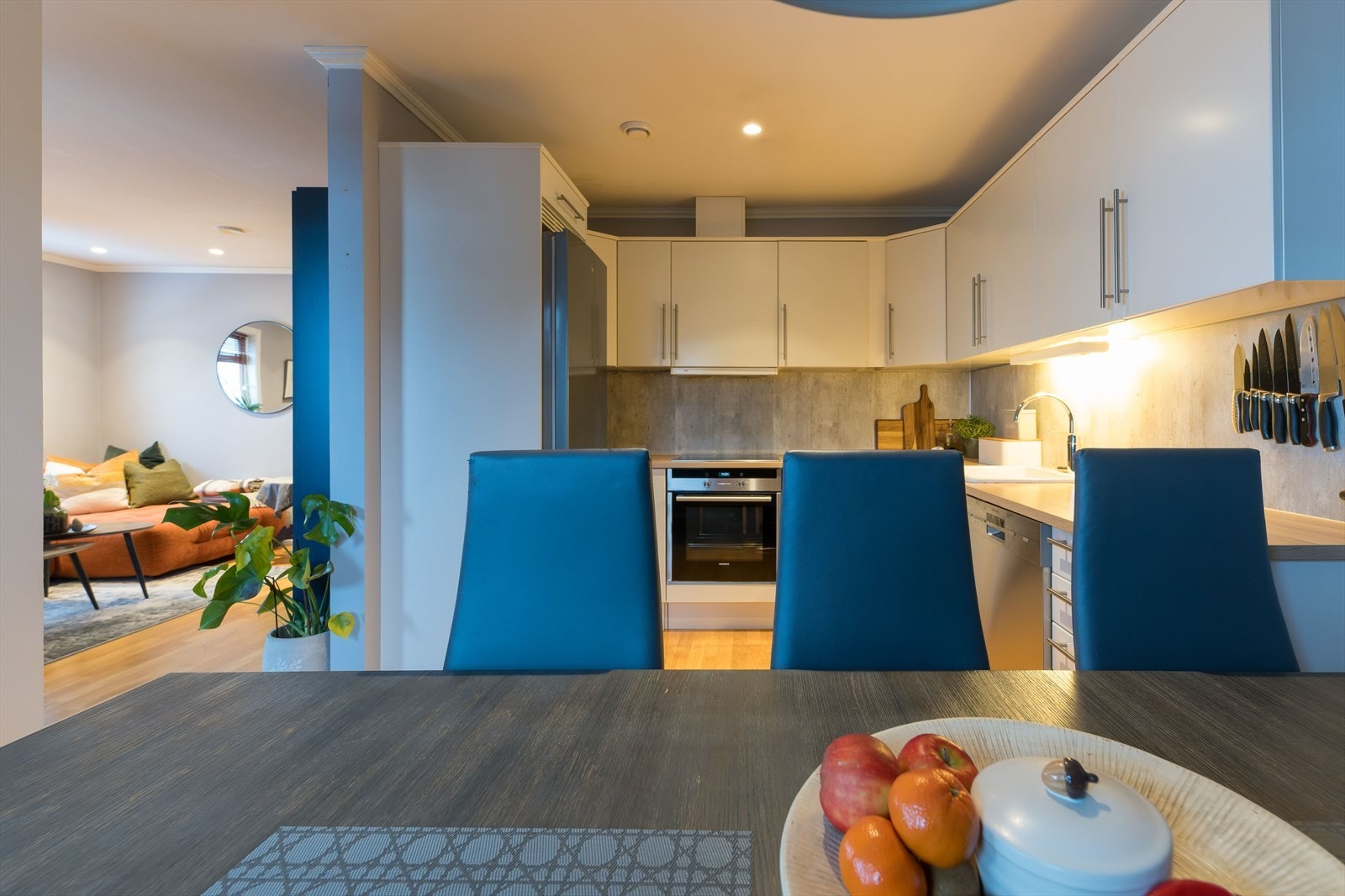 Det er rikelig med skapplass og arbeidsflater på kjøkkenet Galleribilde