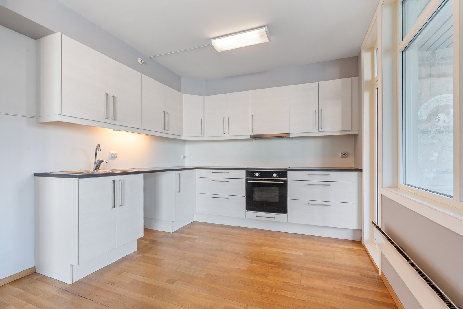 Kjøkken med god skap- og benkeplass (int. komfyr og platetopp) Galleribilde