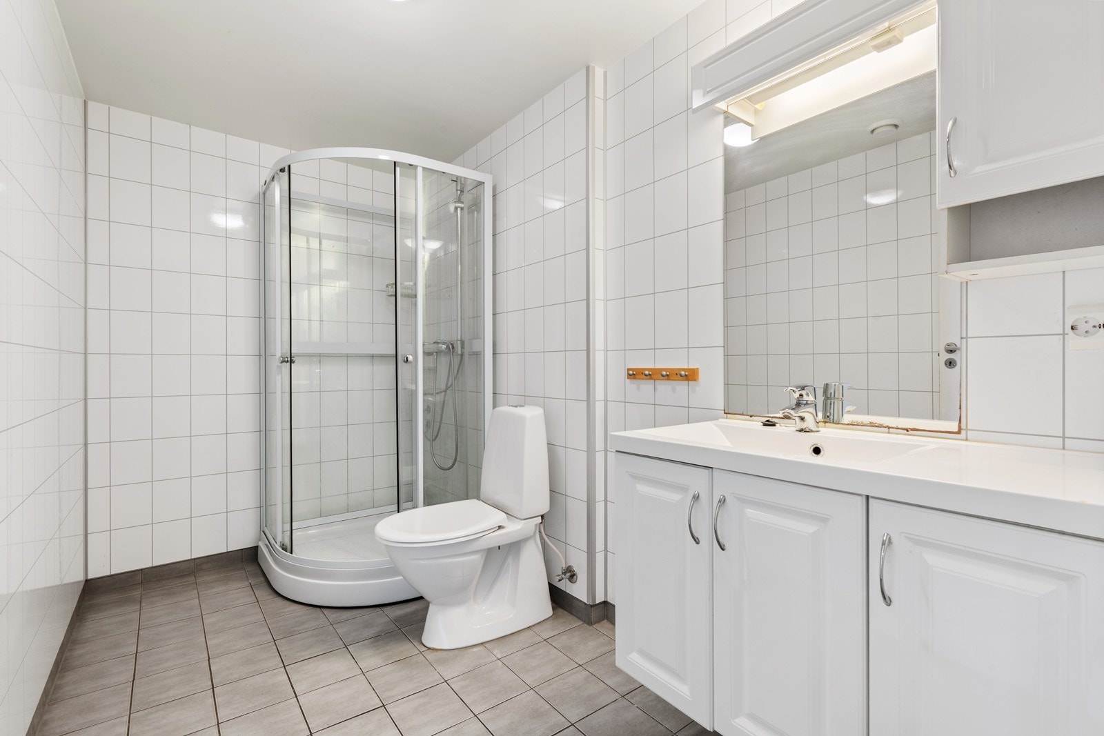 Baderom med dusj/vask/wc Galleribilde