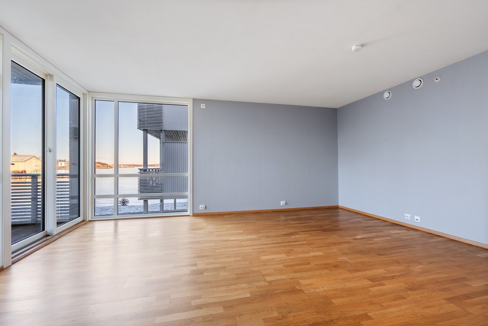 Lys og trivelig stue med vinduer fra gulv til tak Galleribilde