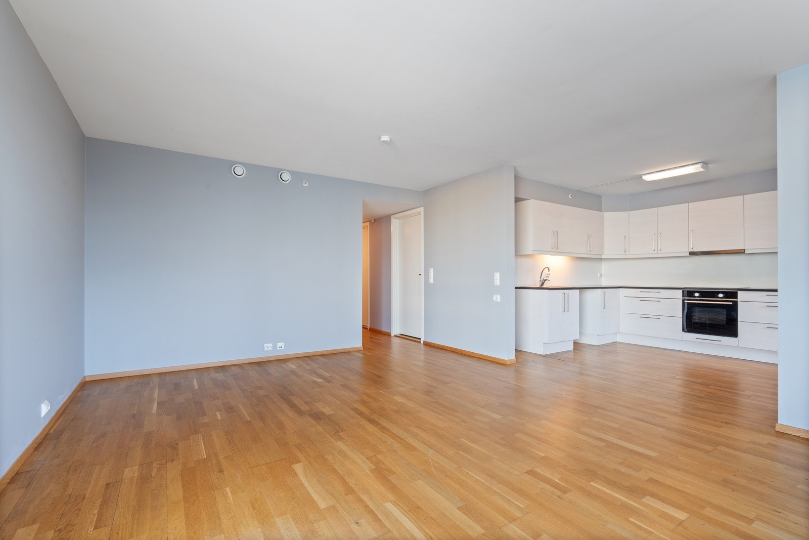 Stue mot kjøkken i åpen løsning Galleribilde