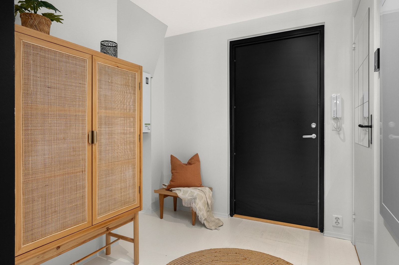 Inngangspartiet er romslig og har plass til løsninger for å henge fra seg ytterklær og sko. Galleribilde