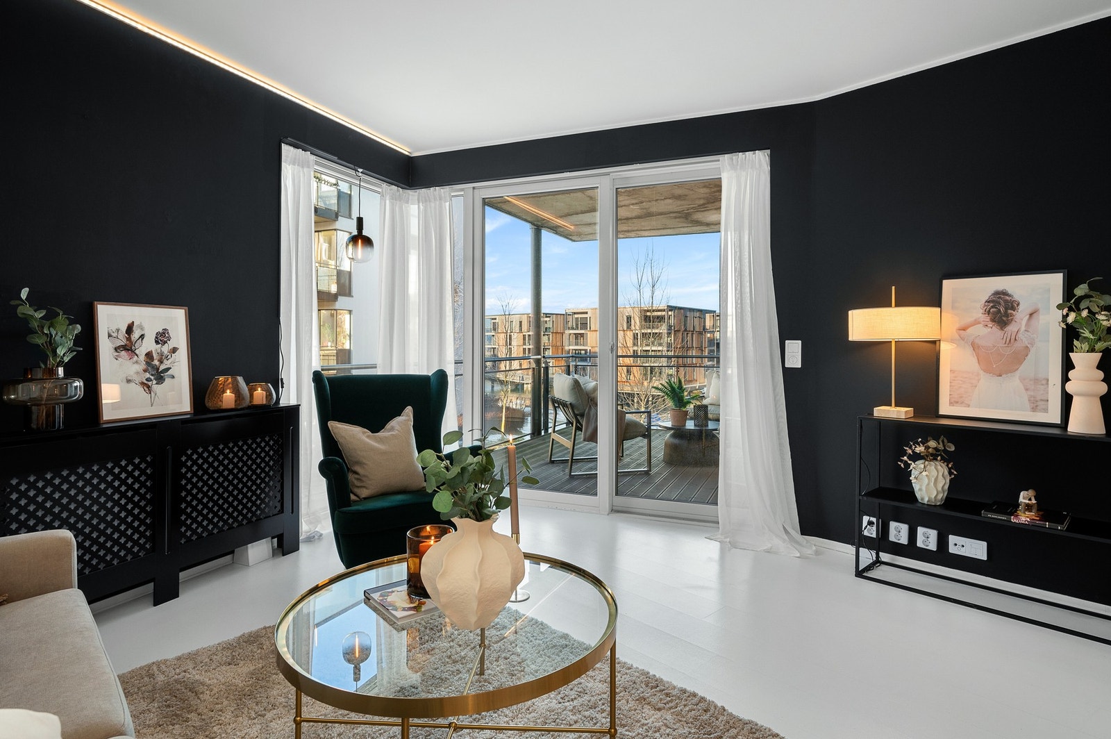 Stuen er romslig og har direkte adgang til leilighetens balkong. Galleribilde