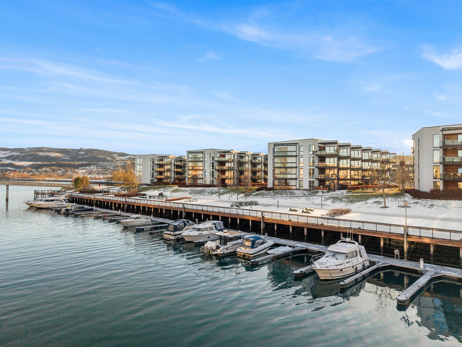 På sommerstid er marinaen et flittig brukt område for soling og bading. Galleribilde