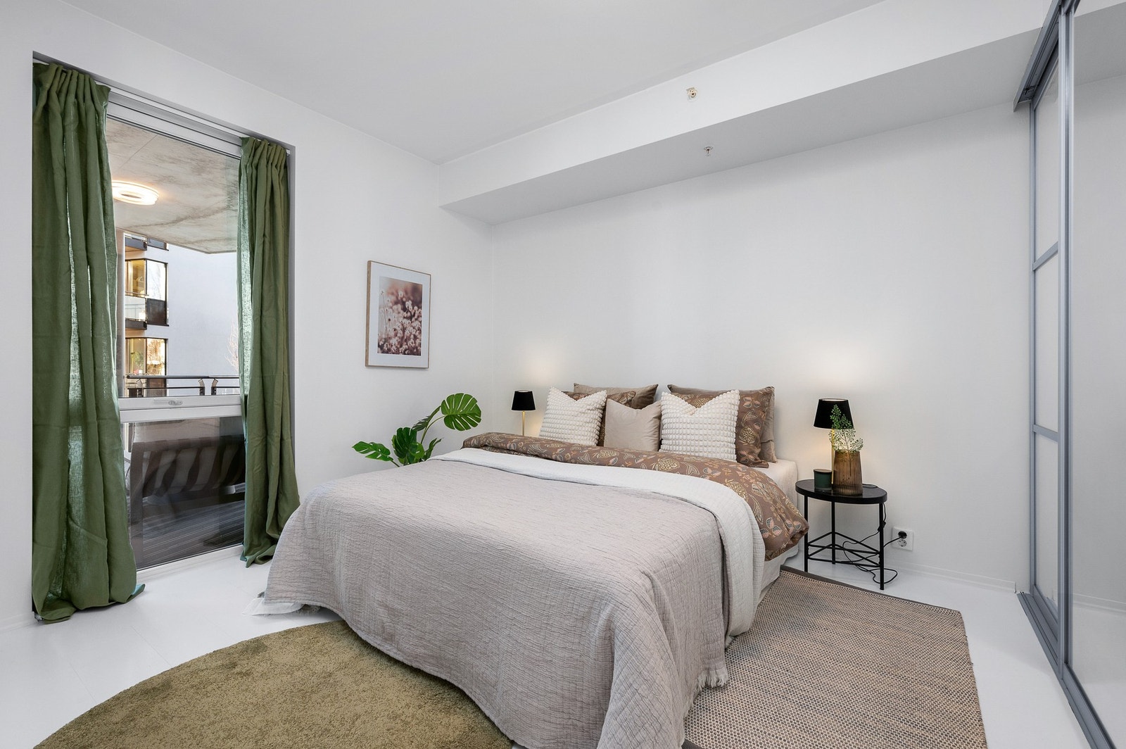 Soverommet er på 12,5 kvm med god plass til både dobbeltseng, nattbord og garderobeløsning. Galleribilde