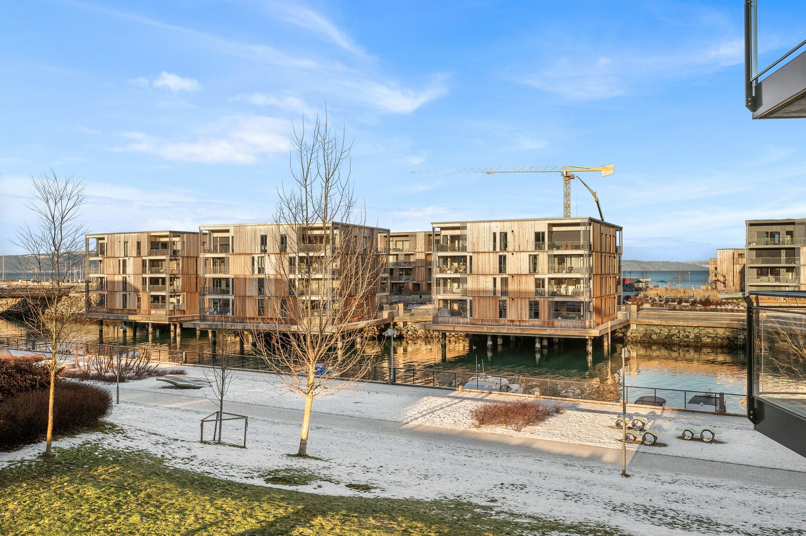 Rolig nabolag helt nede ved sjøen. Galleribilde