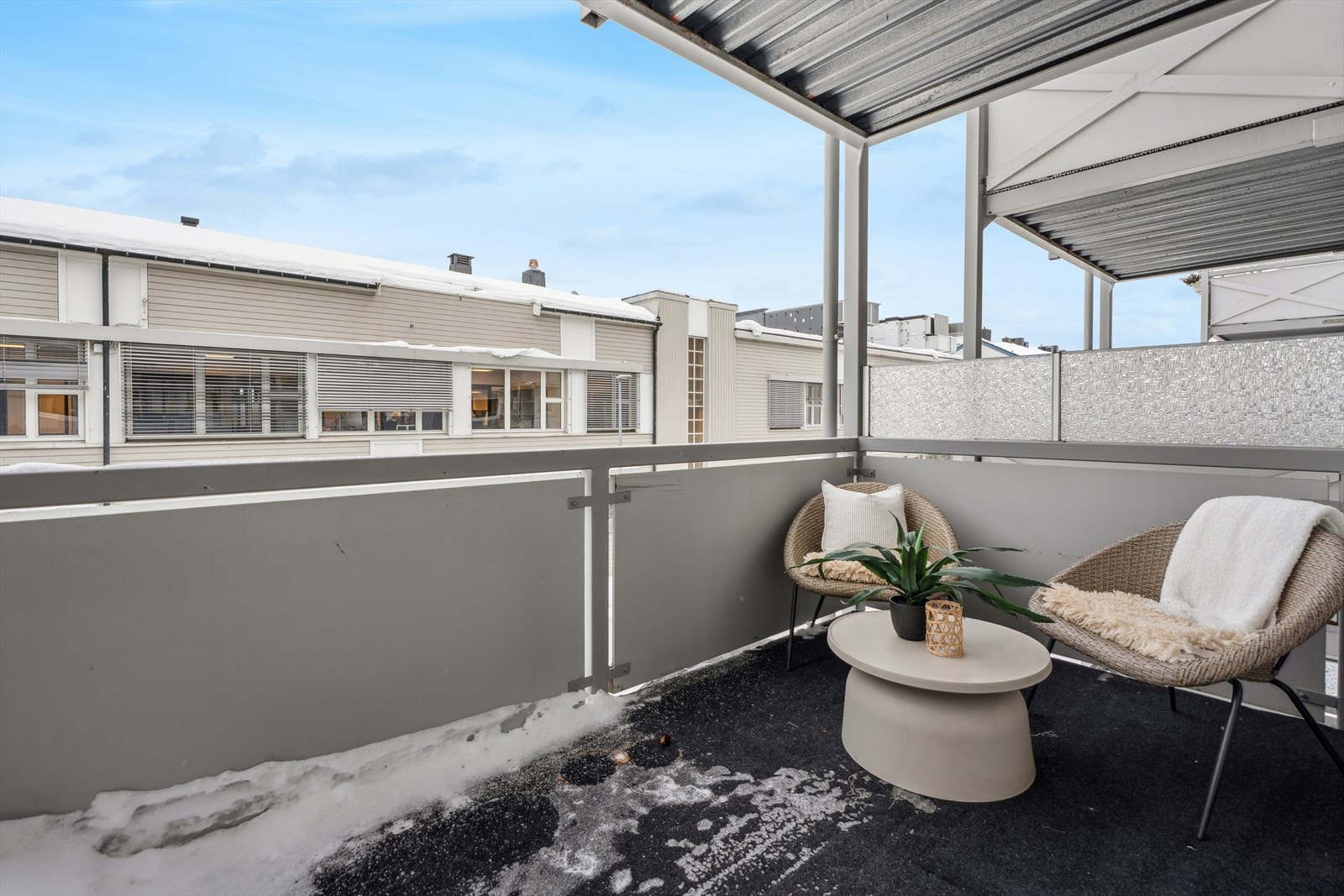 Et herlig privat uterom som innbyr til varme sommerdager og hyggelige stunder utendørs. Galleribilde