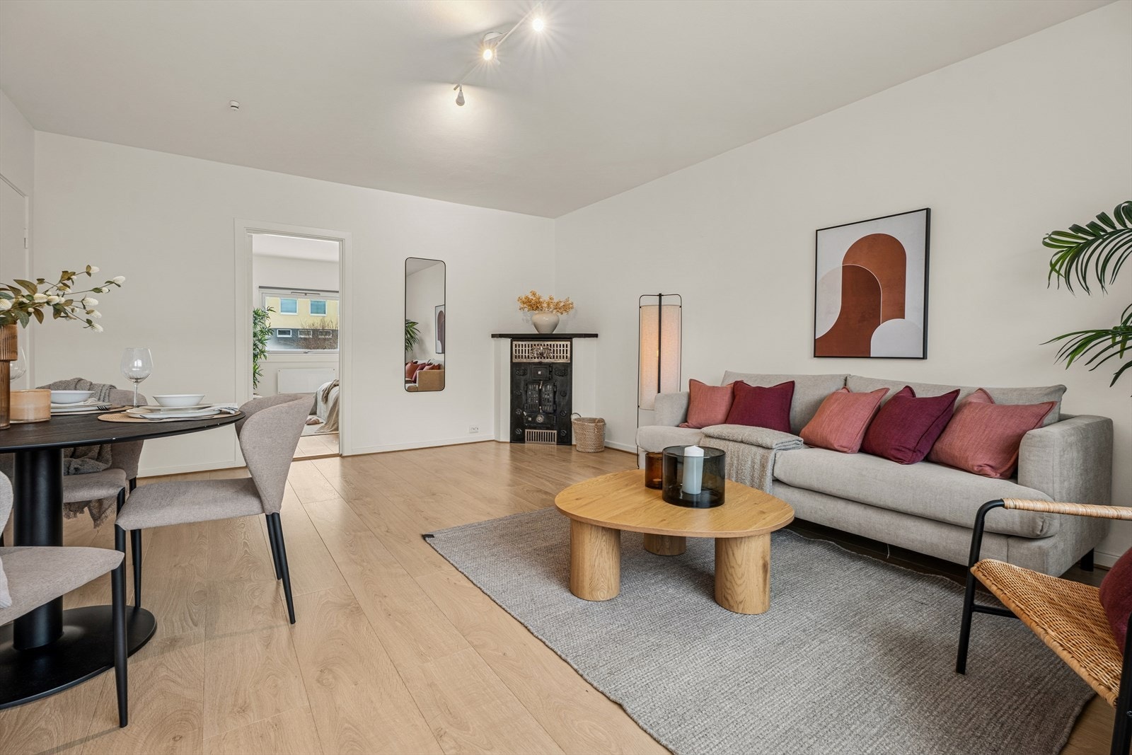 Stuen innbyr til både avslappende stunder og sosiale sammenkomster med plass til både spisegruppe og sofa med tilhørende møblement. Galleribilde