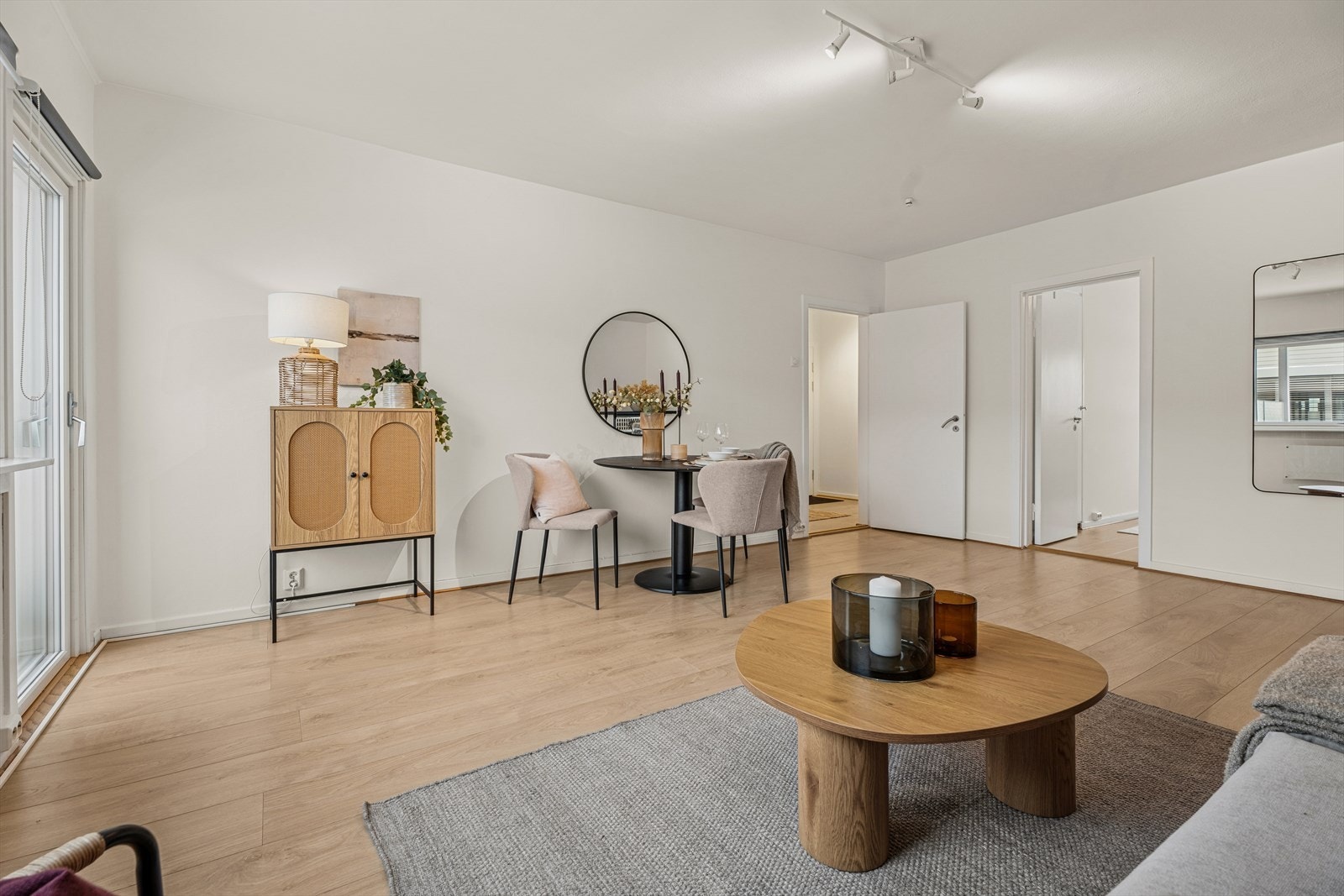 Innvendige dører som er nymalt i 2026. Boligen fikk nye vinduer og terrassedør i 2018. Galleribilde