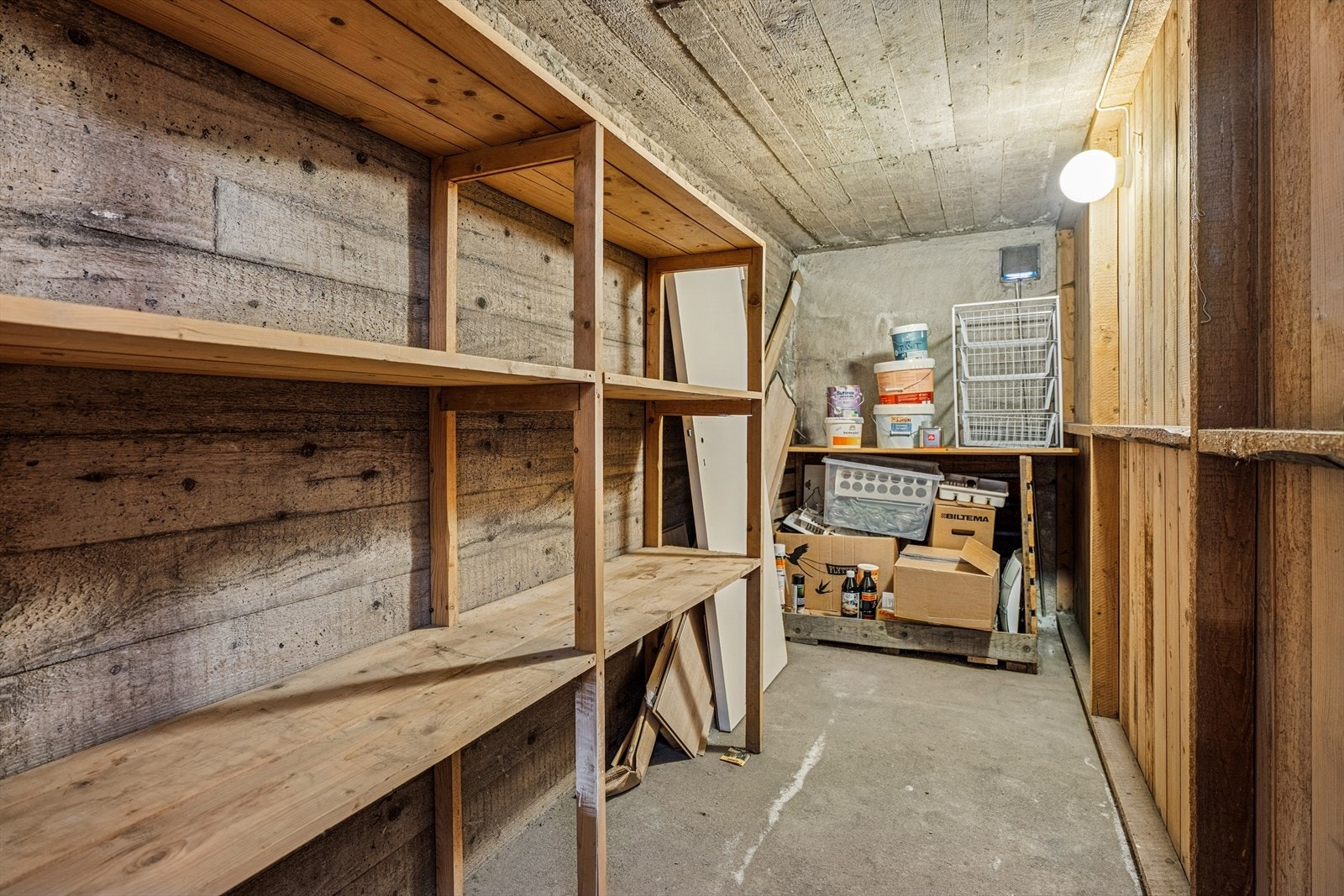 Dagens eier disponerer en bod på 5 m2 i kjeller og en bod på 4 m2 på loft. Det er ikke fremvist bruksrett til boden i kjeller og på loft. Galleribilde