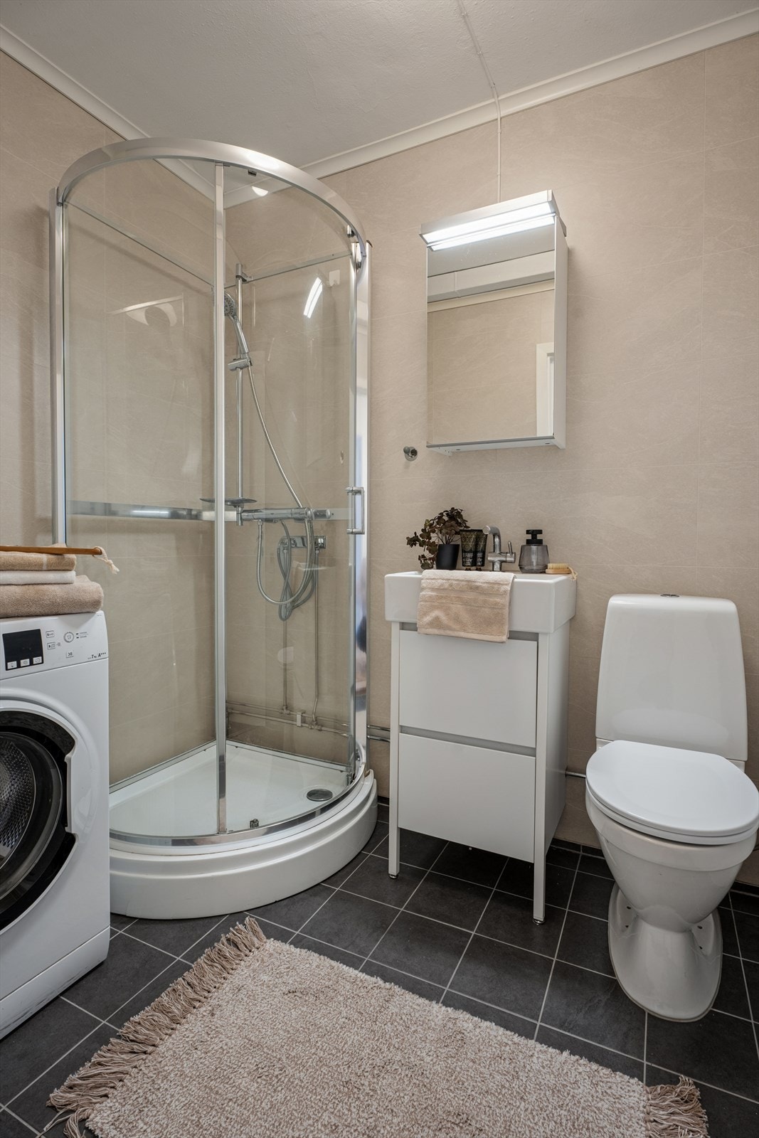 Badet ble pusset opp i 2017 og har fliser på gulvet og baderomsplater på veggene. Himlingen består av malt betongdekke. Galleribilde