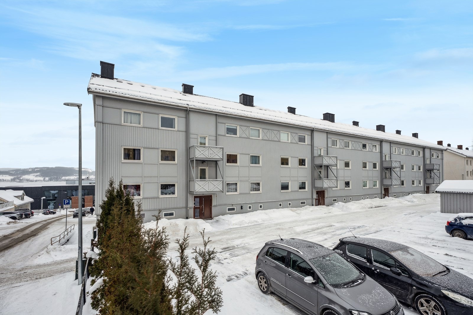 Området byr på gode transportmuligheter, flotte rekreasjonsmuligheter og et rikt utvalg av servicetilbud, inkludert CC Gjøvik med butikker og treningssenter. Galleribilde