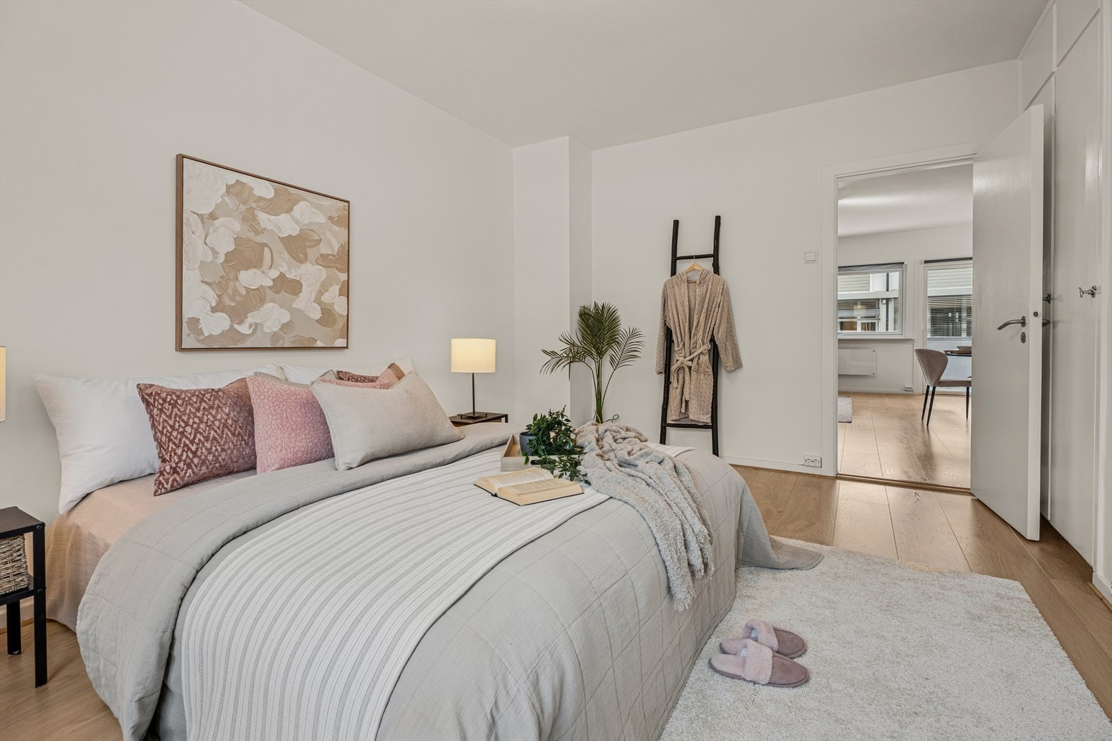 Hovedsoverommet har plassbygd garderobeløsning, mens det andre er innredet med frittstående garderobeskap. Galleribilde