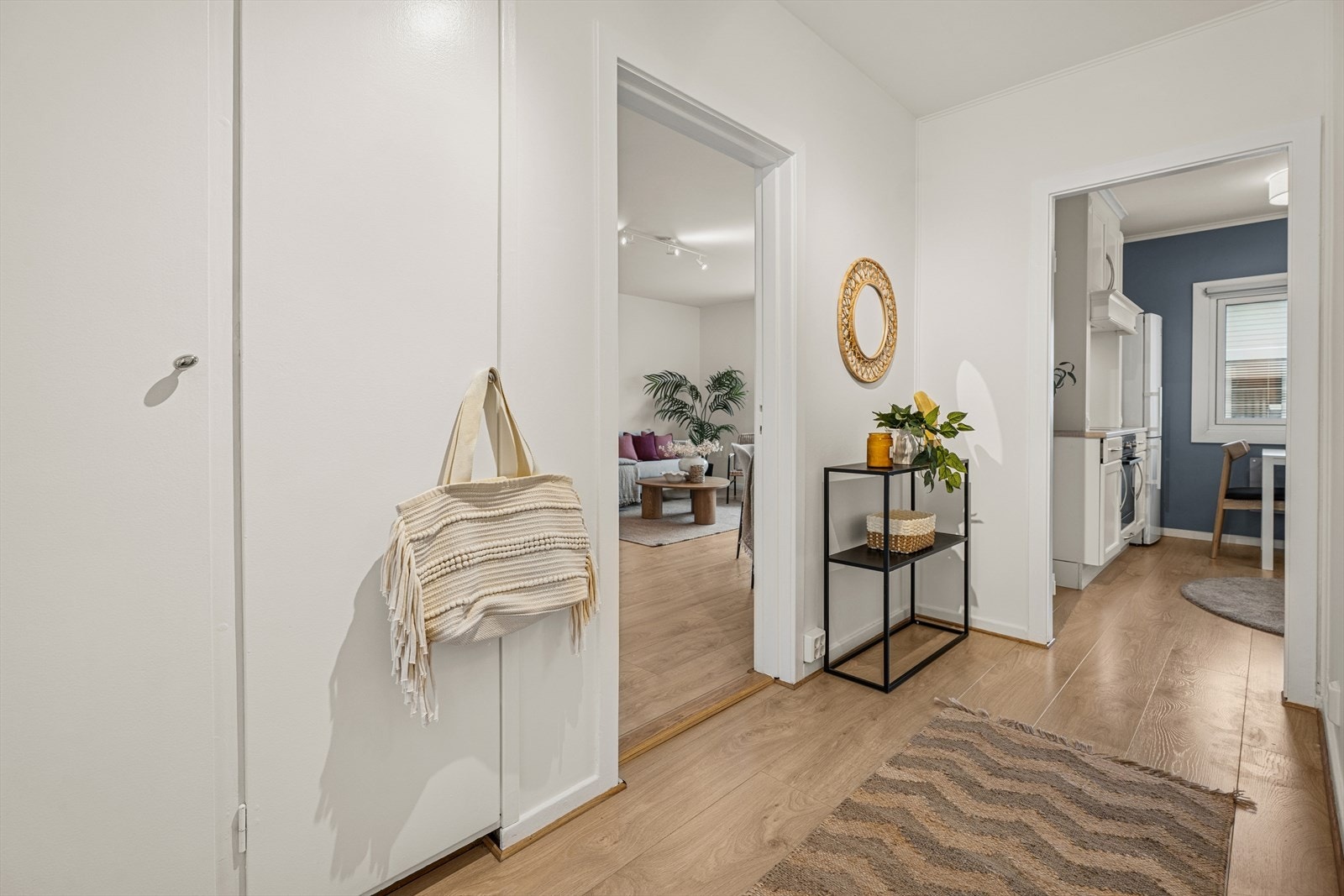 Leiligheten ligger ett nivå opp fra bakkenivå hvor felles trapp fører deg opp til boligens inngang. Entredør til leilighet med malte overflater som er brann og lyddempende fra 1987 iht datering av dør. Galleribilde