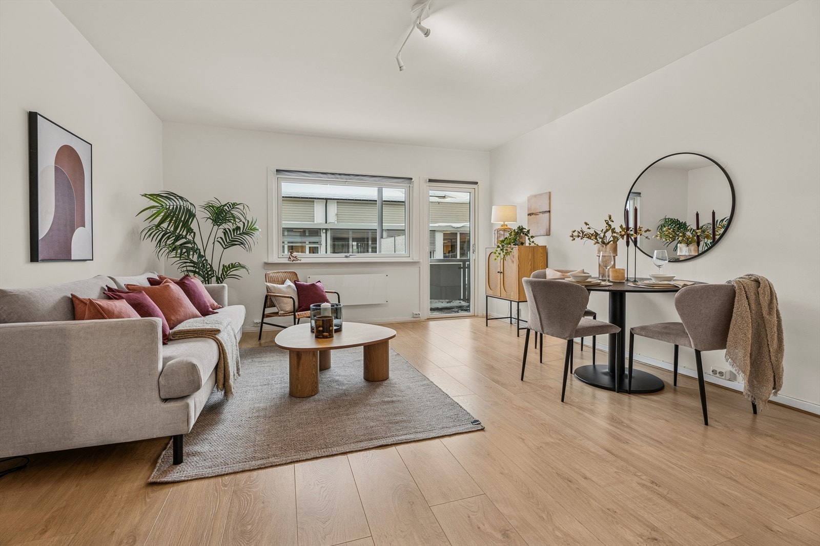 Leiligheten er pusset opp på overflater de senere år og fremstår i generelt god og vedlikeholdt stand. Galleribilde