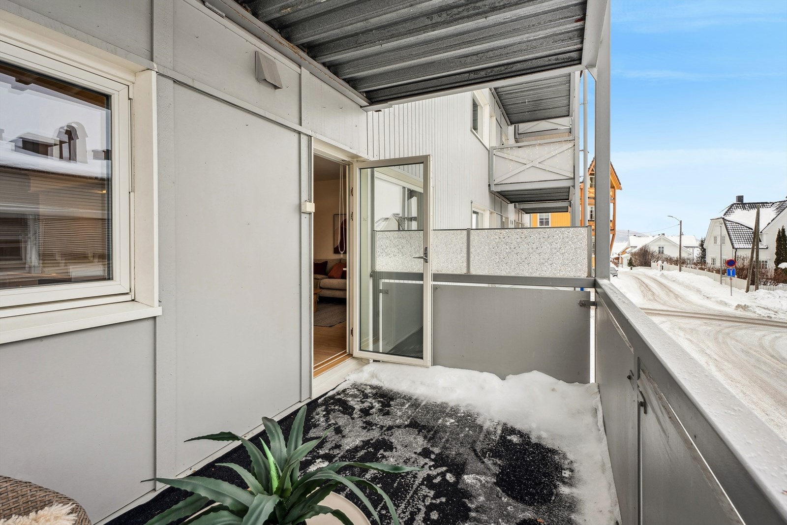 Boligen byr på fine kvaliteter både inne og ute med direkte utgang til egen balkong på ca. 7 m² fra stuen. Galleribilde
