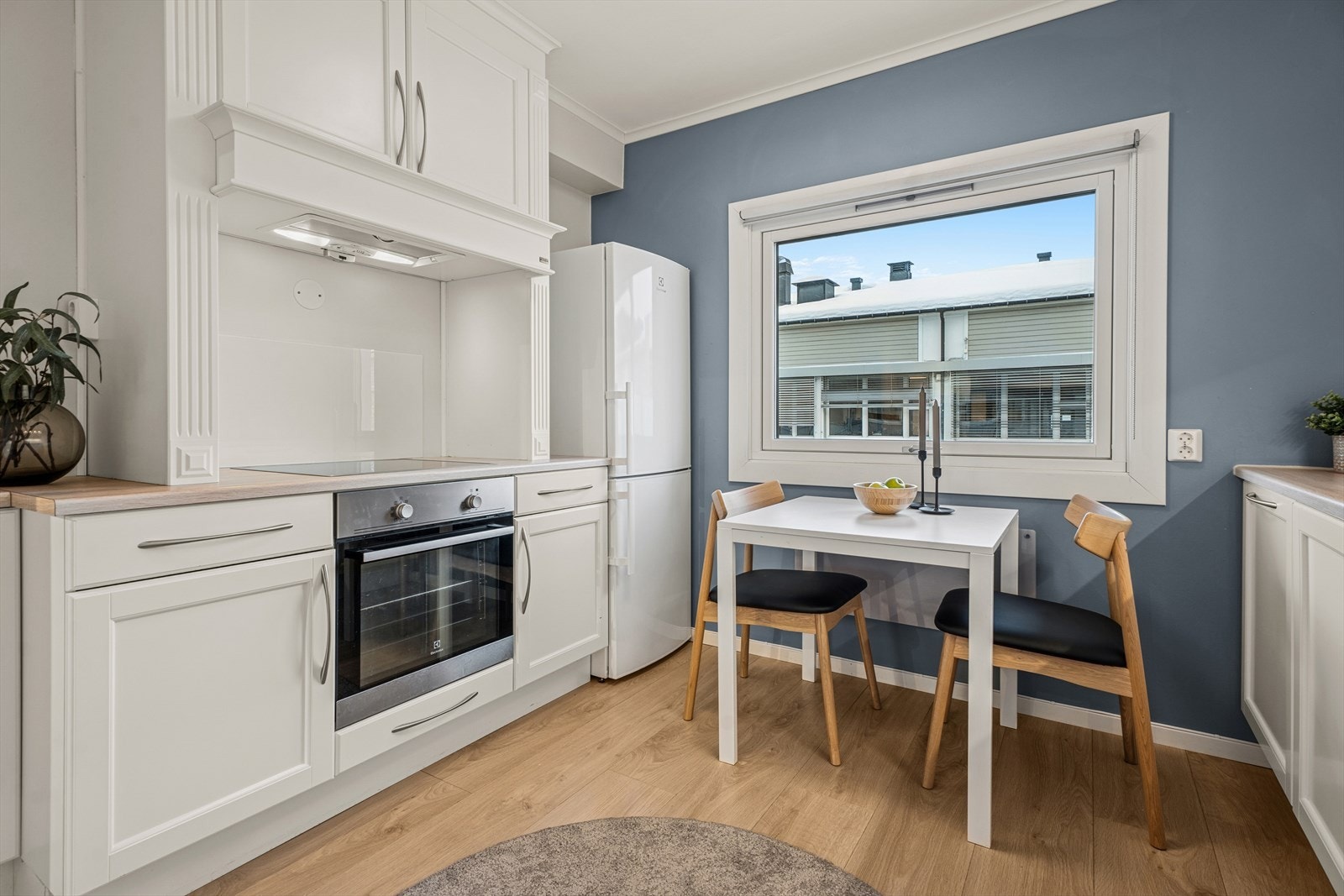 I benkeplaten er det nedfelt en vask og platetopp. Kjøkkenet er utstyrt med stekeovn, oppvaskmaskin og kjøleskap. Vedr. hvitevarer se pkt. "løsøre og tilbehør" i salgsoppgaven. Galleribilde