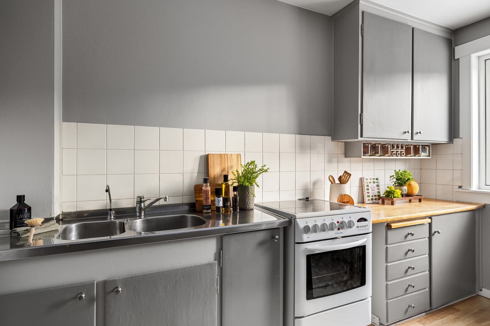 Godt med skap- og benkeplass. Galleribilde